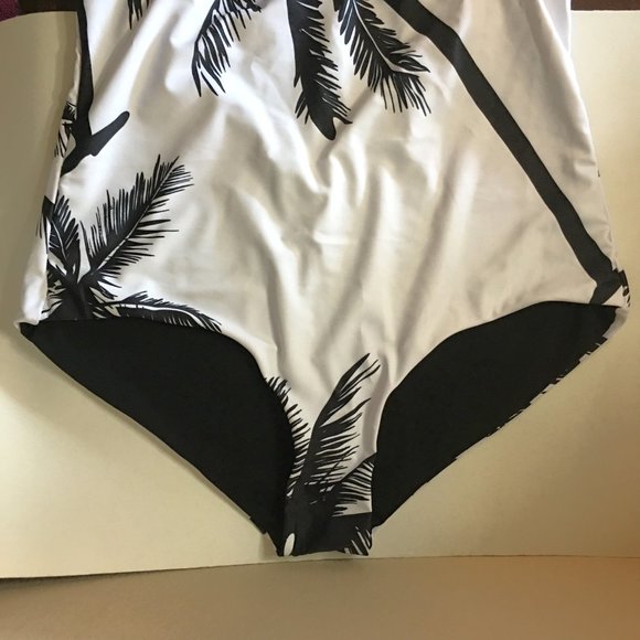 IFFEI One Piece Black/White Graphic Swimsuit  🌴🥥 NEW WITH TAGS! - Picture 5 of 13
